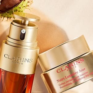 Produtos Clarins em composição de marca premium.