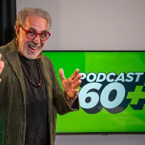 Convidado em frente ao painel do Podcast 60+.