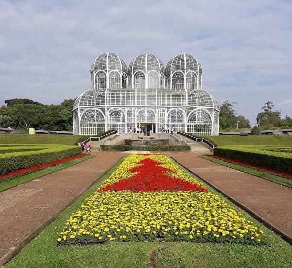 Pessoa usando notebook na cama