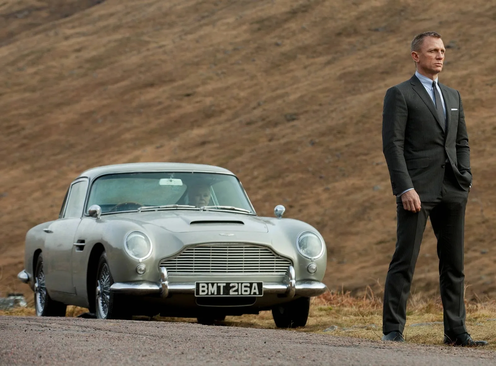 Aston Martin soube se posicionar na franquia 007 como empresa dos carros mais icônicos do espião James Bond. Reprodução: Eon Productions/Universal Pictures