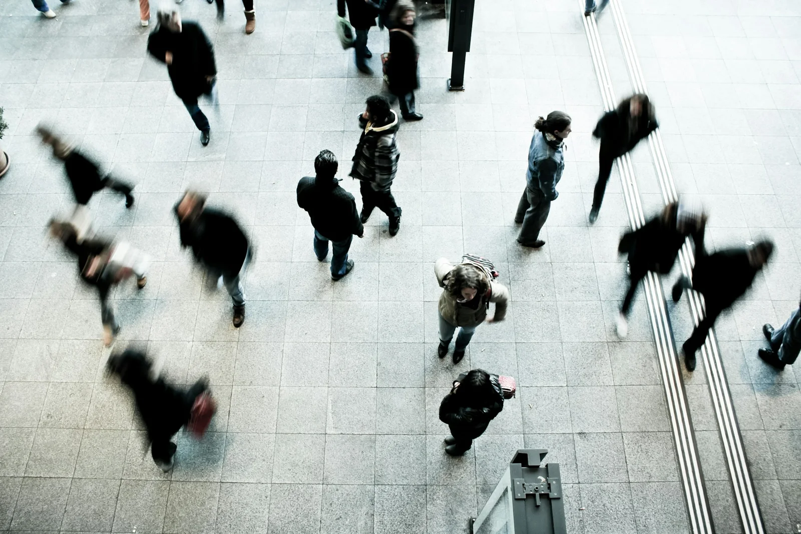 Contratar e treinar novos profissionais custa meses, enquanto fragmentar operação atrapalha a visão do todo. Gargalhos de gestão que podem desencadear em toda a empresa. Reprodução: Timon Studler / Unsplash